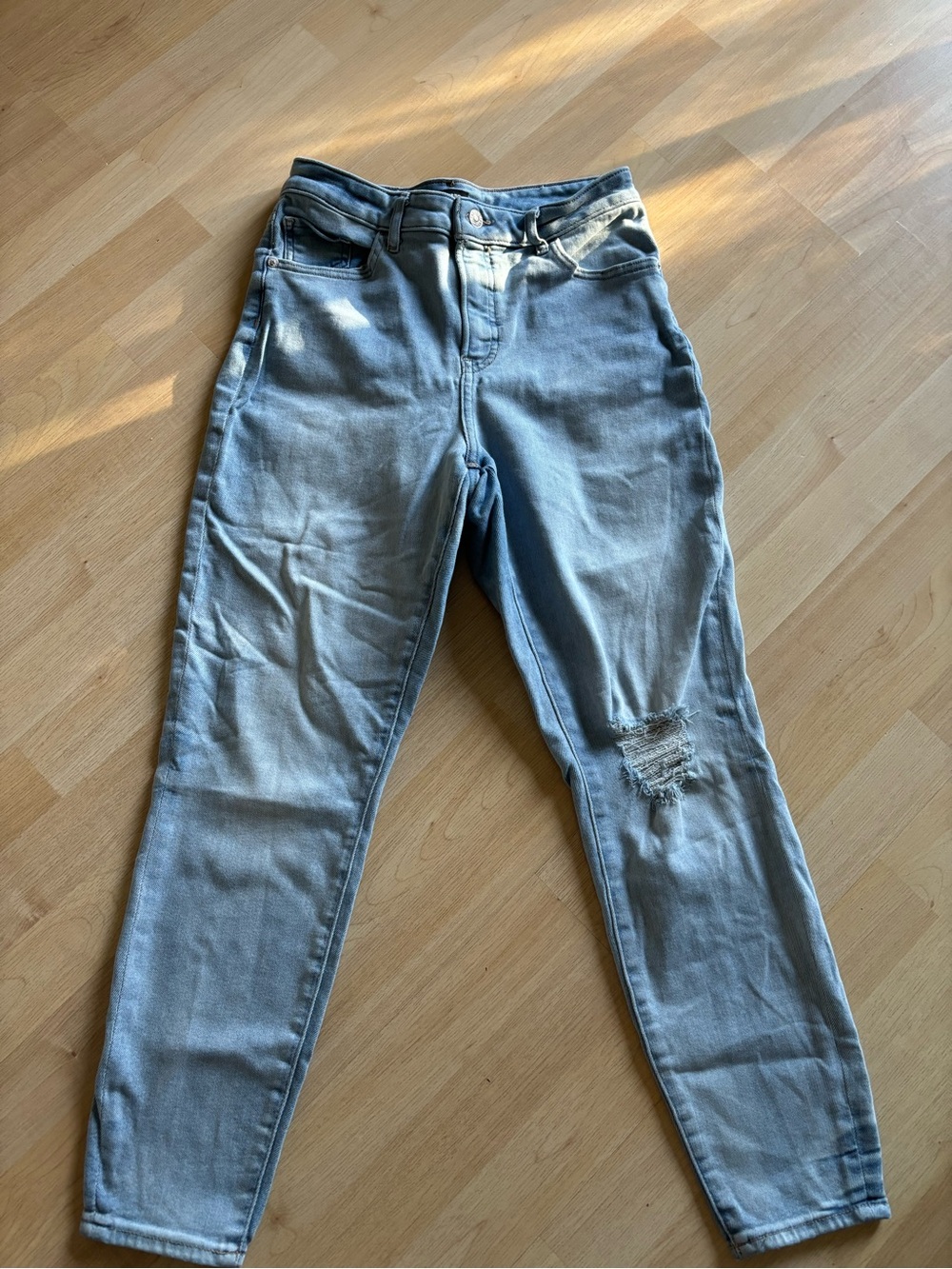 Express Women's Light Blue Skinny Jeans with Knee Distress W8